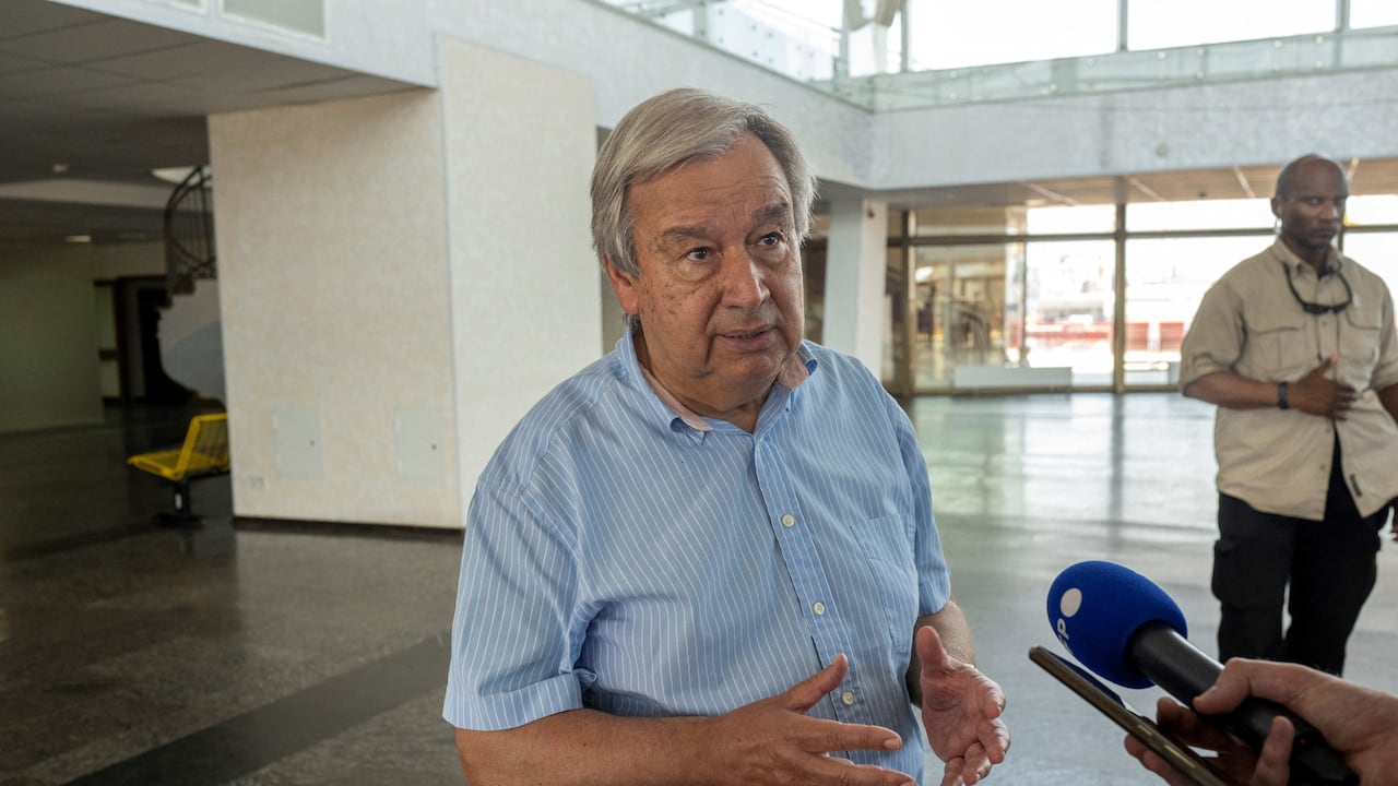 El secretario general de la ONU, Antonio Guterres (izquierda), responde a las preguntas de los periodistas después de su visita al puerto de Odessa el 19 de agosto de 2022, en medio de la invasión rusa de Ucrania. (Foto de BULENT KILIC / AFP)