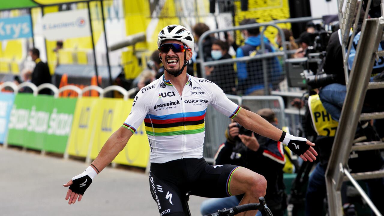 Julien Alaphilippe del Deceunick Quick Step ganador de la primera etapa en Landernaeu
