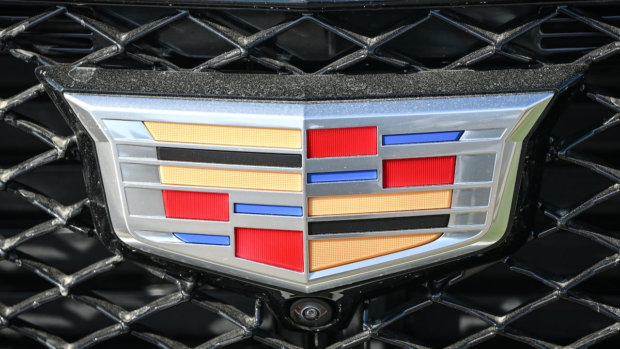 El logo de Cadillac, firma que ha diseñado el icónico auto rosa. de Mary Kay