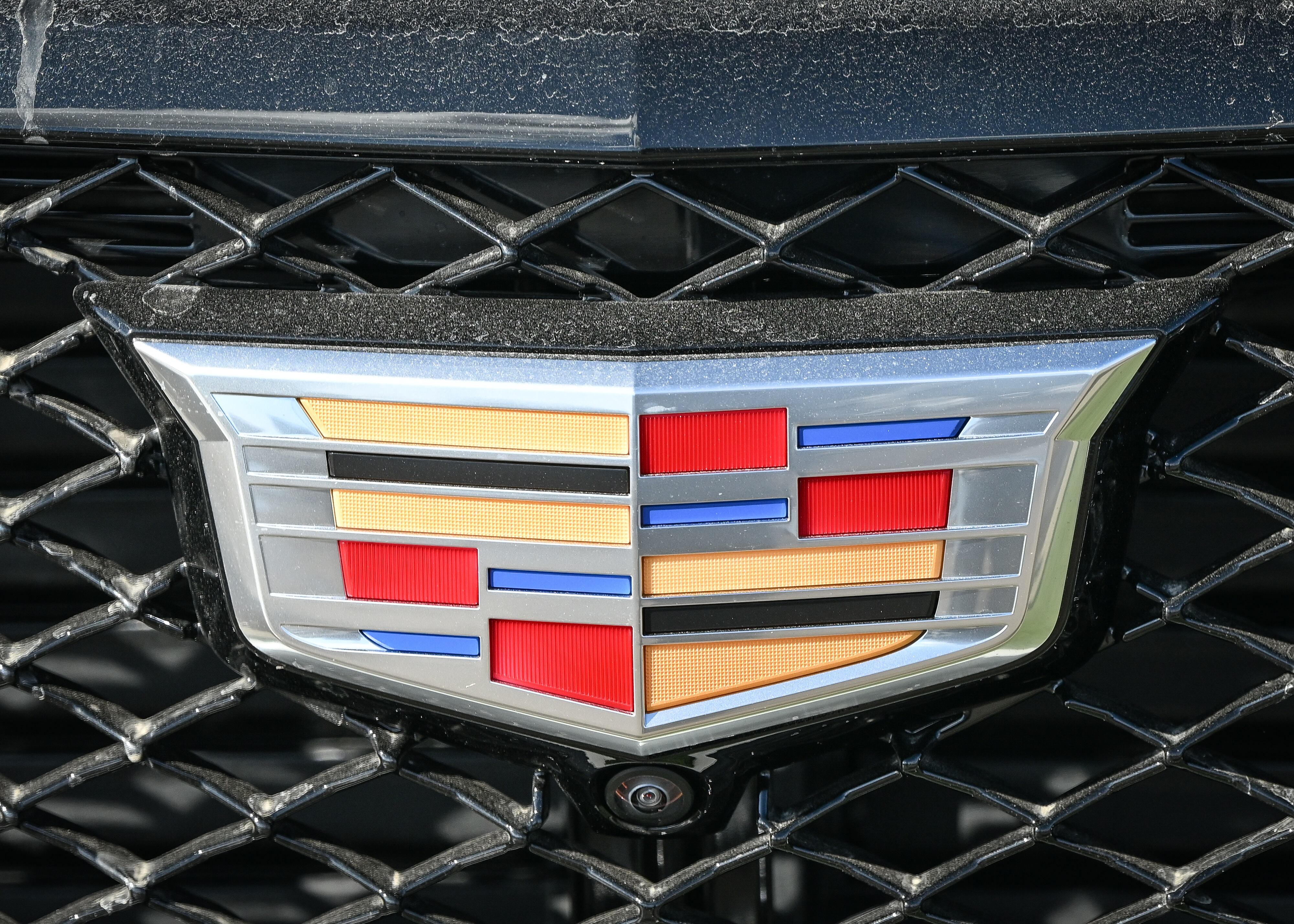 El logo de Cadillac, firma que ha diseñado el icónico auto rosa. de Mary Kay