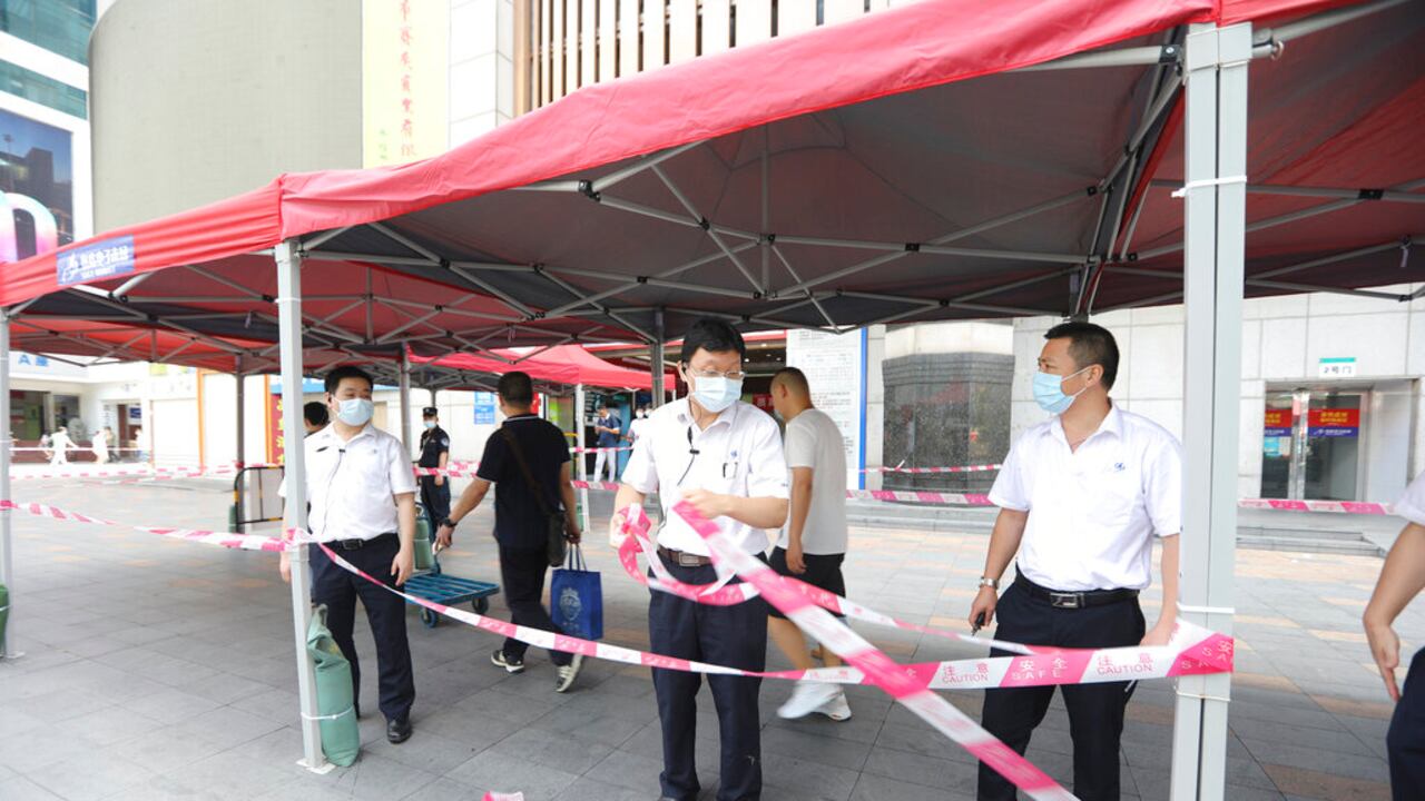 Funcionarios colocan cintas de precaución en la zona cercana al edificio.