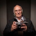 Carlos Saura poses en la galería Anne-Dominique Toussaint de París. Con sus críticas al régimen franquista, Saura se puso en el mapa para siempre decir algo relevante a través de su arte. Foto: LIONEL BONAVENTURE / AFP.