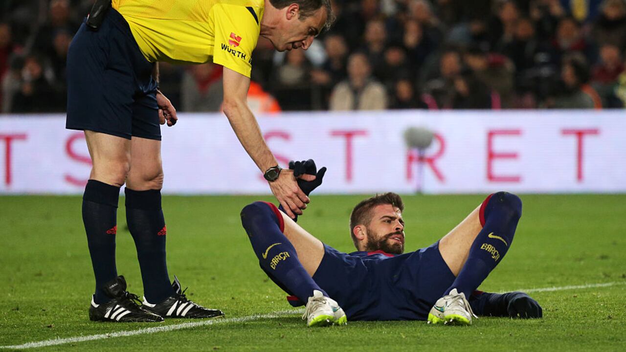 Gerard Piqué y el árbitro David Fernández Borbalán en el partido entre el FC Barcelona y el Elche CF, correspondiente a la ida de los octavos de final de la Copa del Rey de España, disputado en el Camp Nou el 8 de enero de 2015 (Foto de NurPhoto/NurPhoto a través de Getty Images)