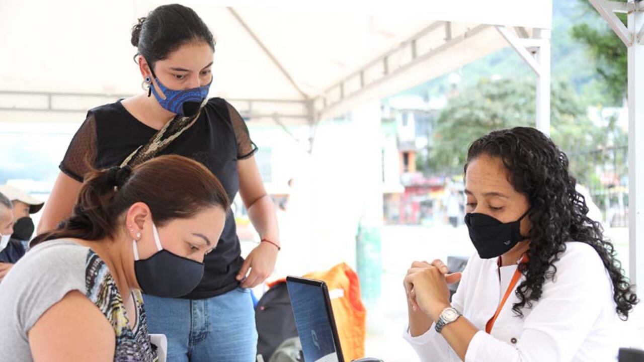 ⦁ Bavaria anunció la apertura de 24 posiciones a nivel nacional: 12 comerciales y 12 logísticas, dirigidas a jóvenes profesionales entre los 22 y 28 años con máximo 2 años de experiencia, principalmente de carreras afines a las ingenierías y la administración.