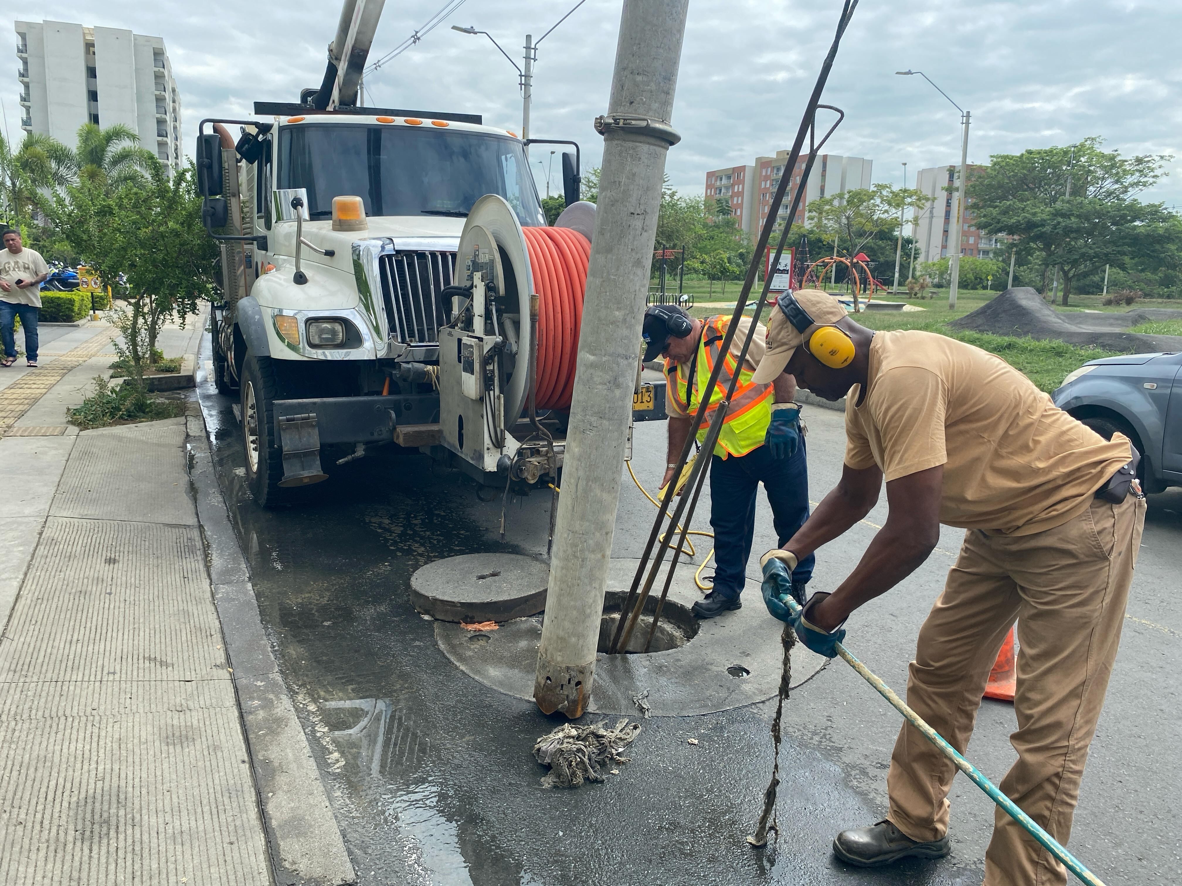Mala disposición de pañitos húmedos en Cali