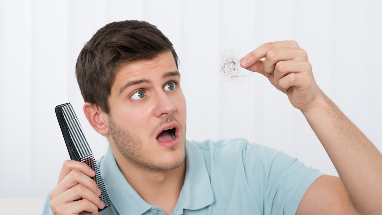 La caída del cabello ocurre en hombres y mujeres de forma natural.