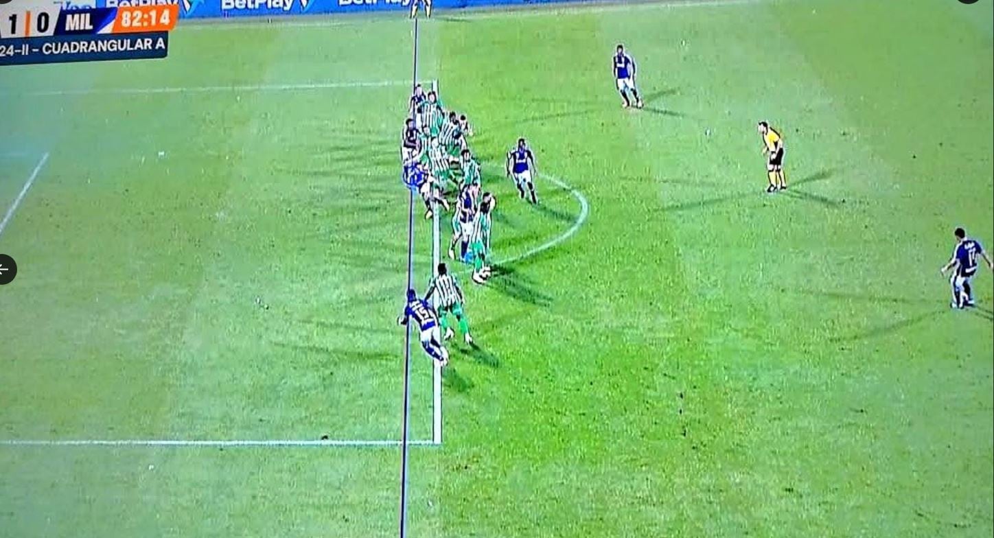 Faustino Asprilla cuestionó al árbitro y a los del VAR del partido Nacional-Millonarios porque consideró que en esta jugada había fuera de lugar de Falcao.