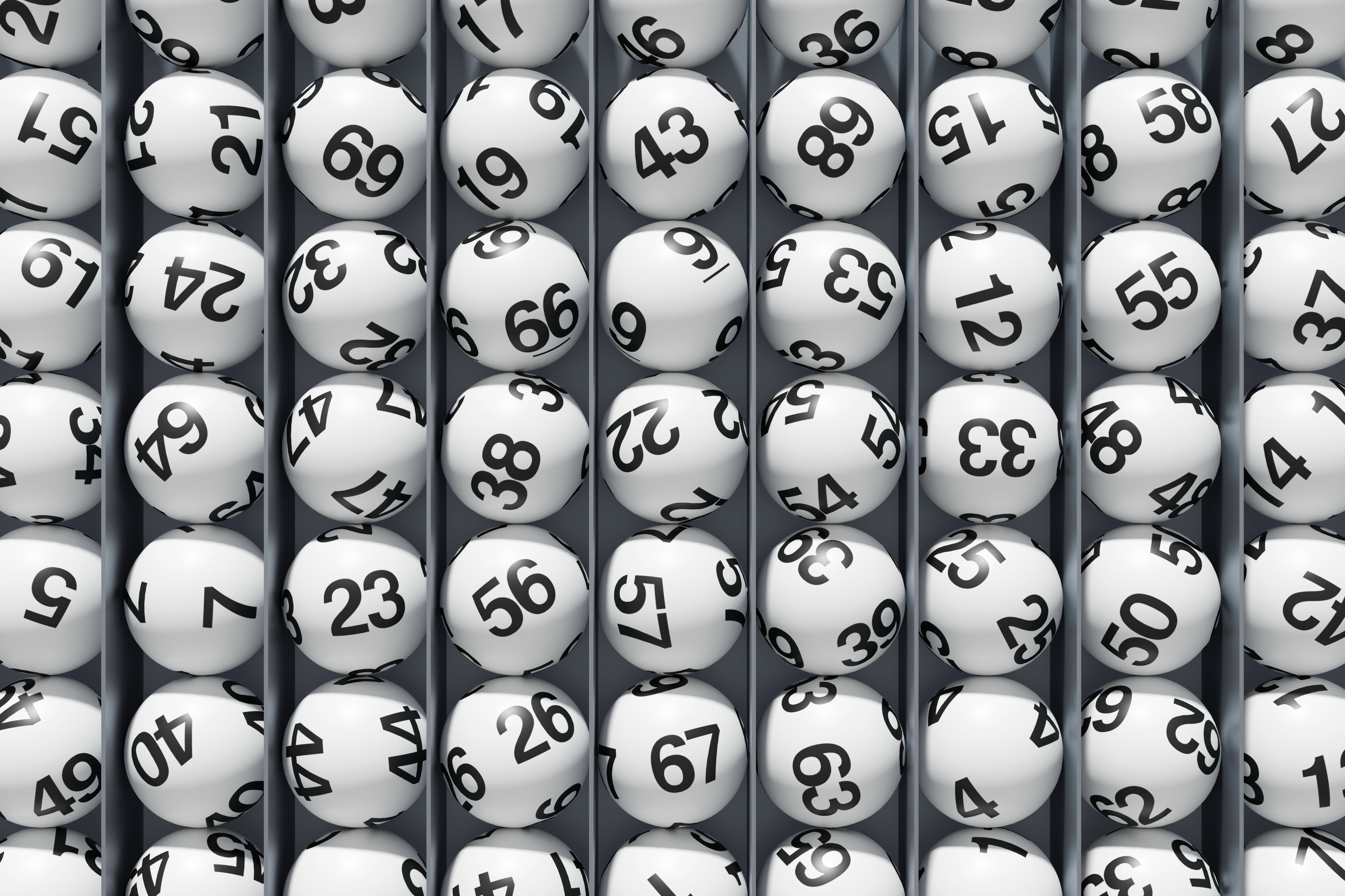 La lotería es un juego de azar que se popularizó en muchos países.