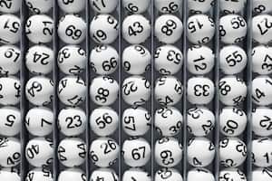 La lotería es un juego de azar que se popularizó en muchos países.