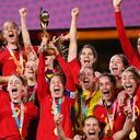 Ivana Andrés levantando el trofeo del Mundial Femenino.