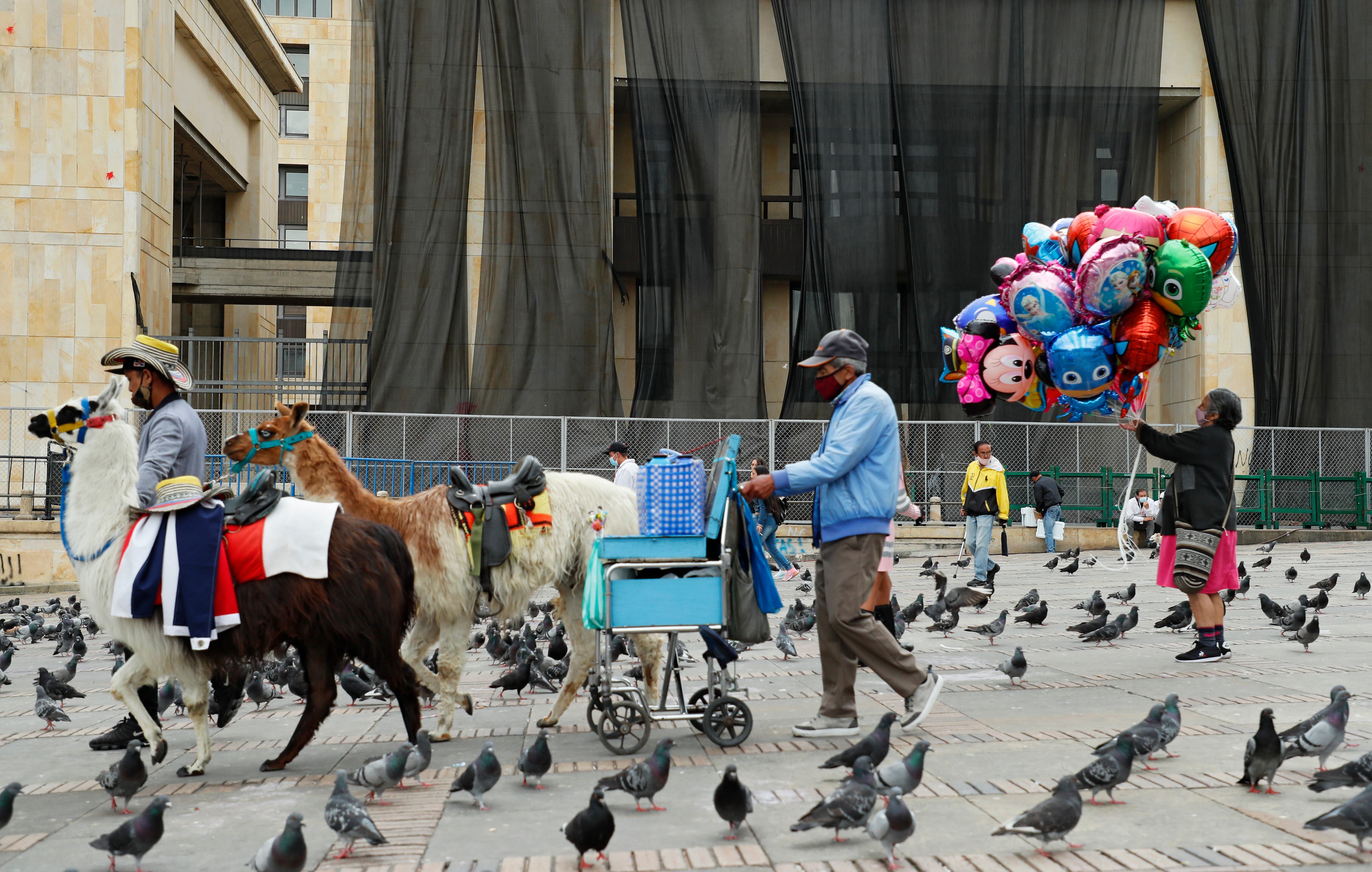 Adulto mayor 
Economia informal
vendedor ambulante
Trabajo informal
rebusque
Plaza de Bolivar
Bogotá mayo 8 del 2021
Foto Guillermo Torres Reina / Semana