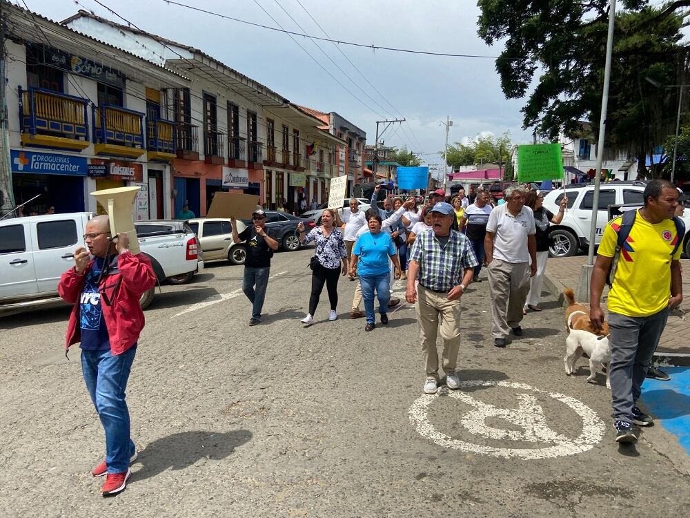 Habitantes de Calima El Darién recorrieron las principales calles del municipio para pedir la renuncia del alcalde.