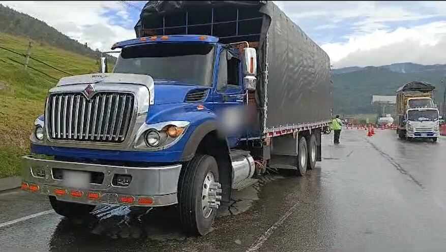 En el procedimiento fueron hallados más de una tonelada de clorhidrato de cocaína mediante la modalidad de ocultamiento, en 892 paquetes envueltos en plástico vinipel, los cuales contenían la sustancia.