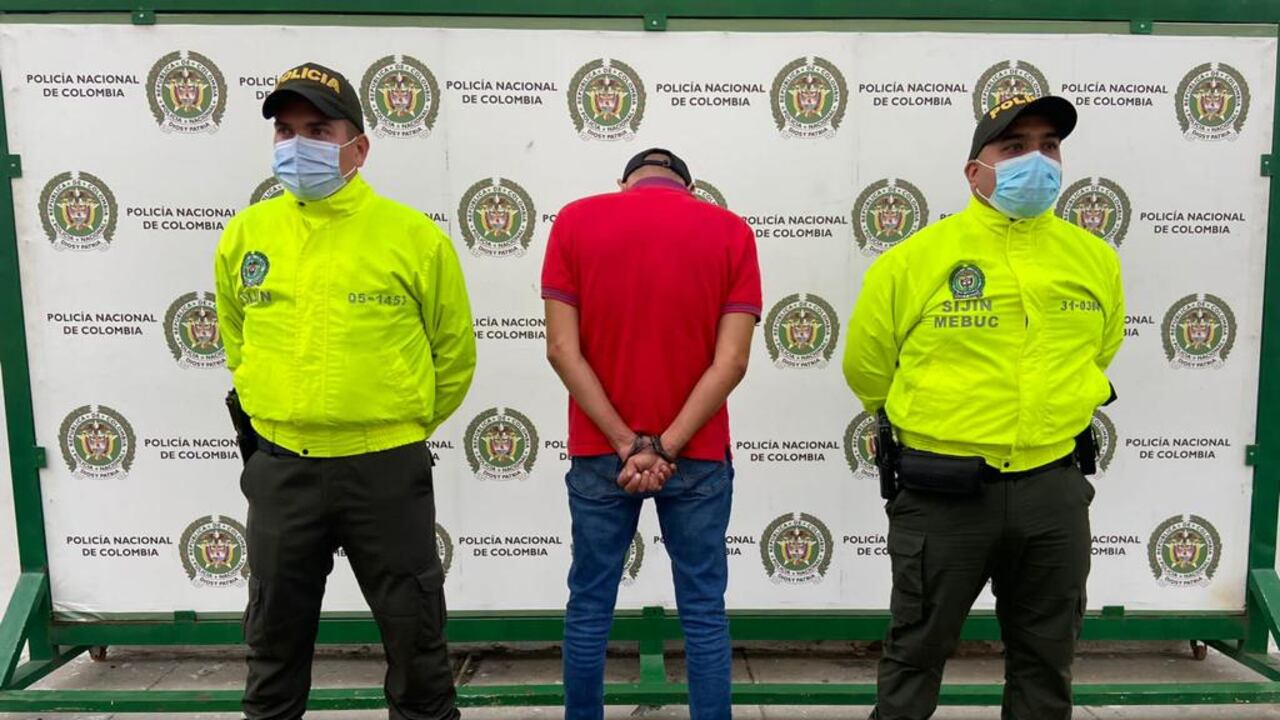 El abusador se ganó la confianza del niño con regalos.