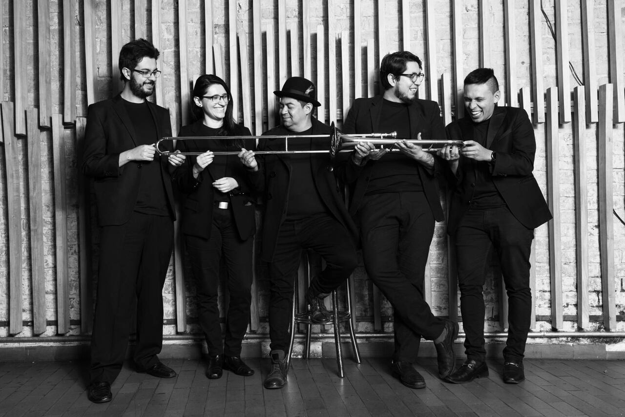 Harbey Urueña Quinteto ha cautivado al mundo con su fusión de ritmos colombianos y composiciones originales mezclando improvisaciones y tintes de jazz.