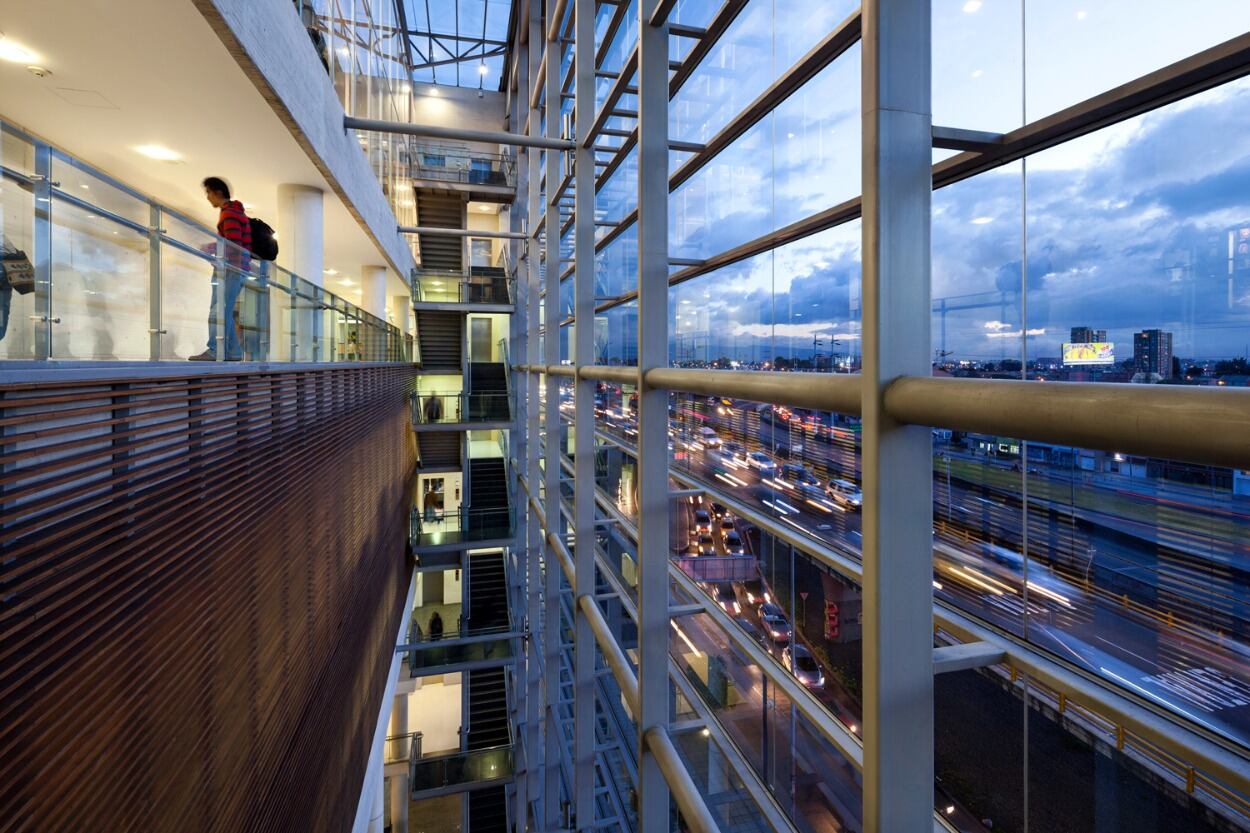 Respeto por los usuarios, excelencia en el servicio, concursos arquitectónicos (como sistema para la selección de profesionales), innovación tecnológica y arquitectura sostenible, las características que definen la infraestructura de esta caja de compensación.