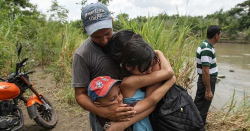 Este fue el abrazo de despedida de la familia Suárez. 