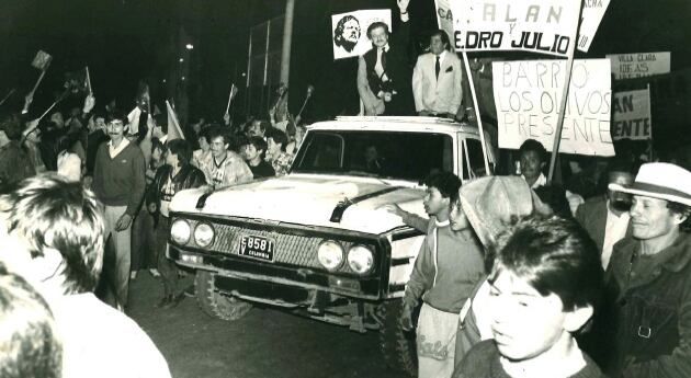 Galán llega a la plaza de Soacha. Pocos minutos después subiría a la improvisada tarima de madera de la plaza de Soacha, donde varios sicarios lo acribillaron con ráfagas de ametralladora.