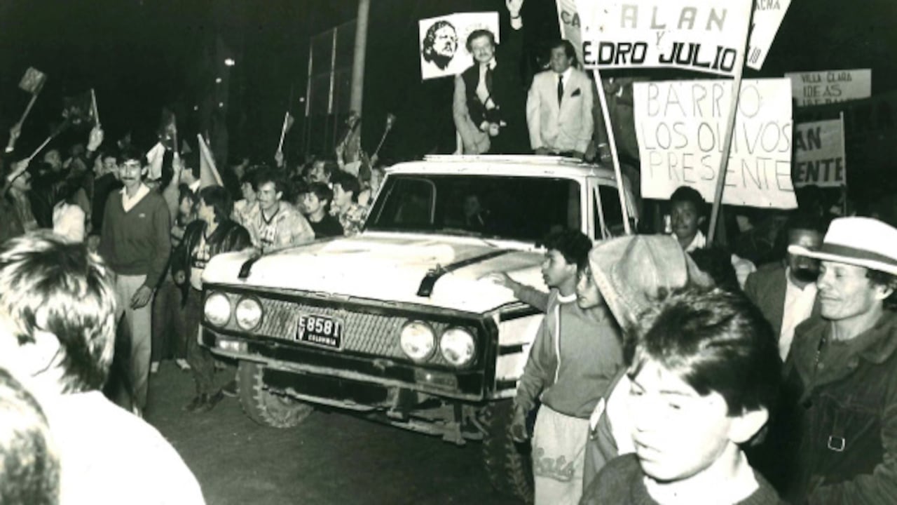 Galán llega a la plaza de Soacha. Pocos minutos después subiría a la improvisada tarima de madera de la plaza de Soacha, donde varios sicarios lo acribillaron con ráfagas de ametralladora.