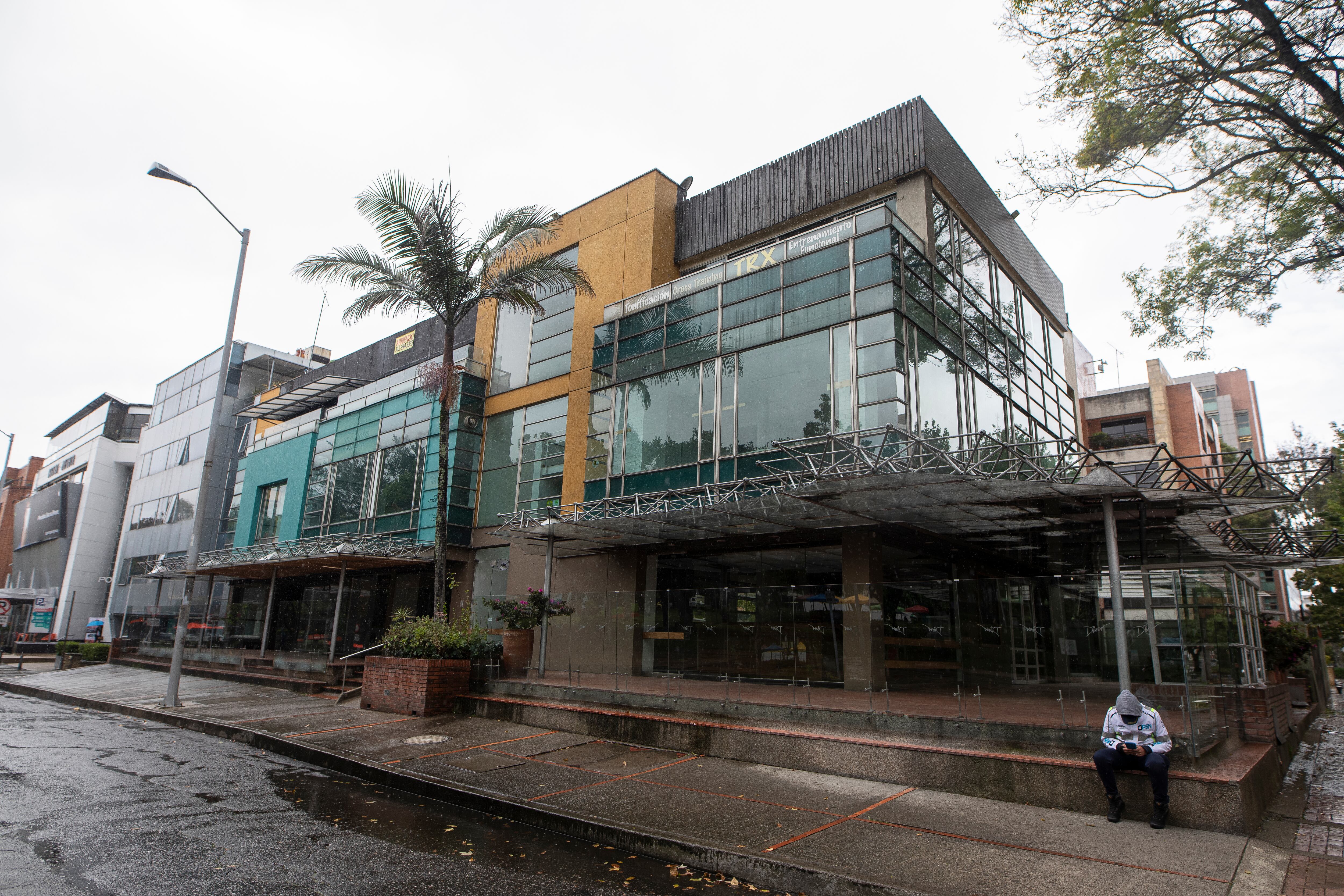 Locales vacíos, locales en arriendo.