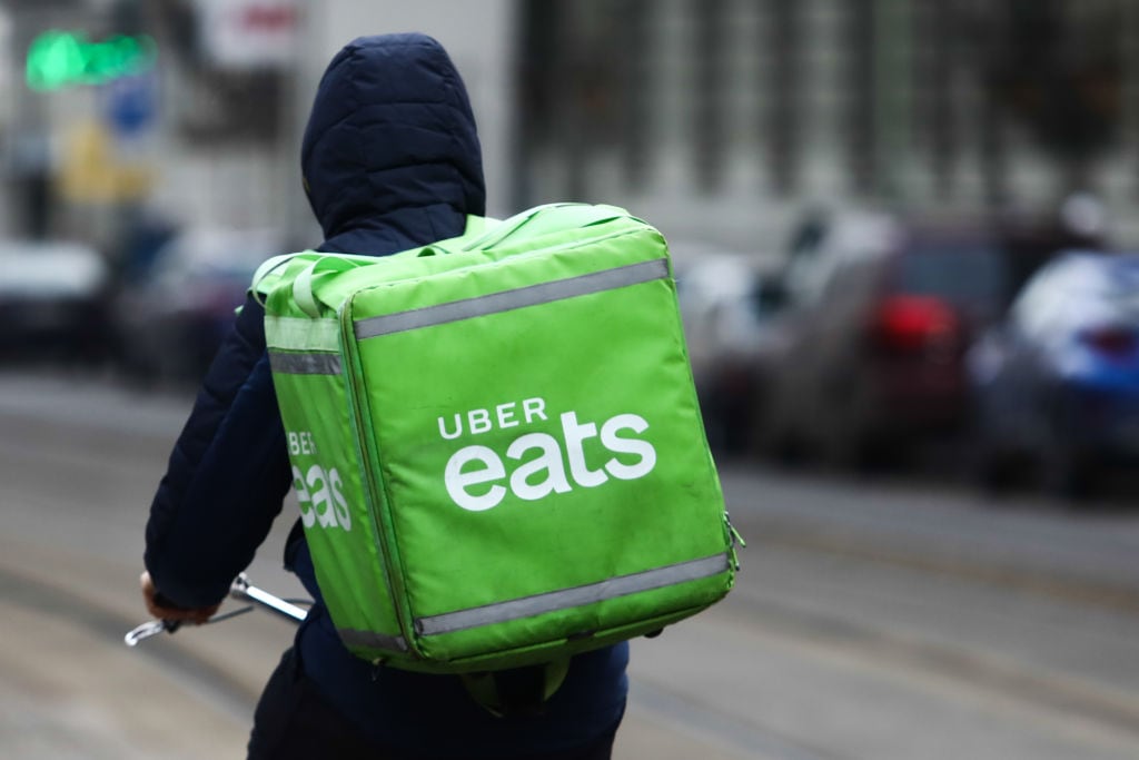 Desde sus experiencias personales, varios colombianos que trabajan como repartidores de UberEats en Nueva York comparten sus ganancias mensuales, dando una visión auténtica de su realidad laboral.