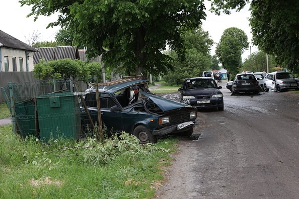 Una vista del vehículo dañado después de que estallaron enfrentamientos entre las fuerzas de seguridad rusas y los "saboteadores" ucranianos en la aldea de Glotovo de Belgorad. (Photo by Stringer/Anadolu Agency via Getty Images)
