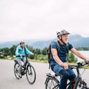 Viajeros practicando turismo en bicicleta