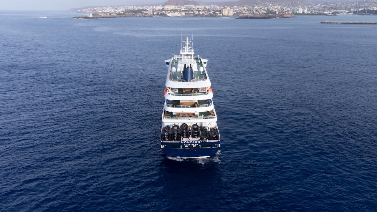 Esta fotografía aérea muestra una vista general del crucero MV Hondius estacionado frente al puerto de Praia, capital de Cabo Verde, el 5 de mayo de 2026