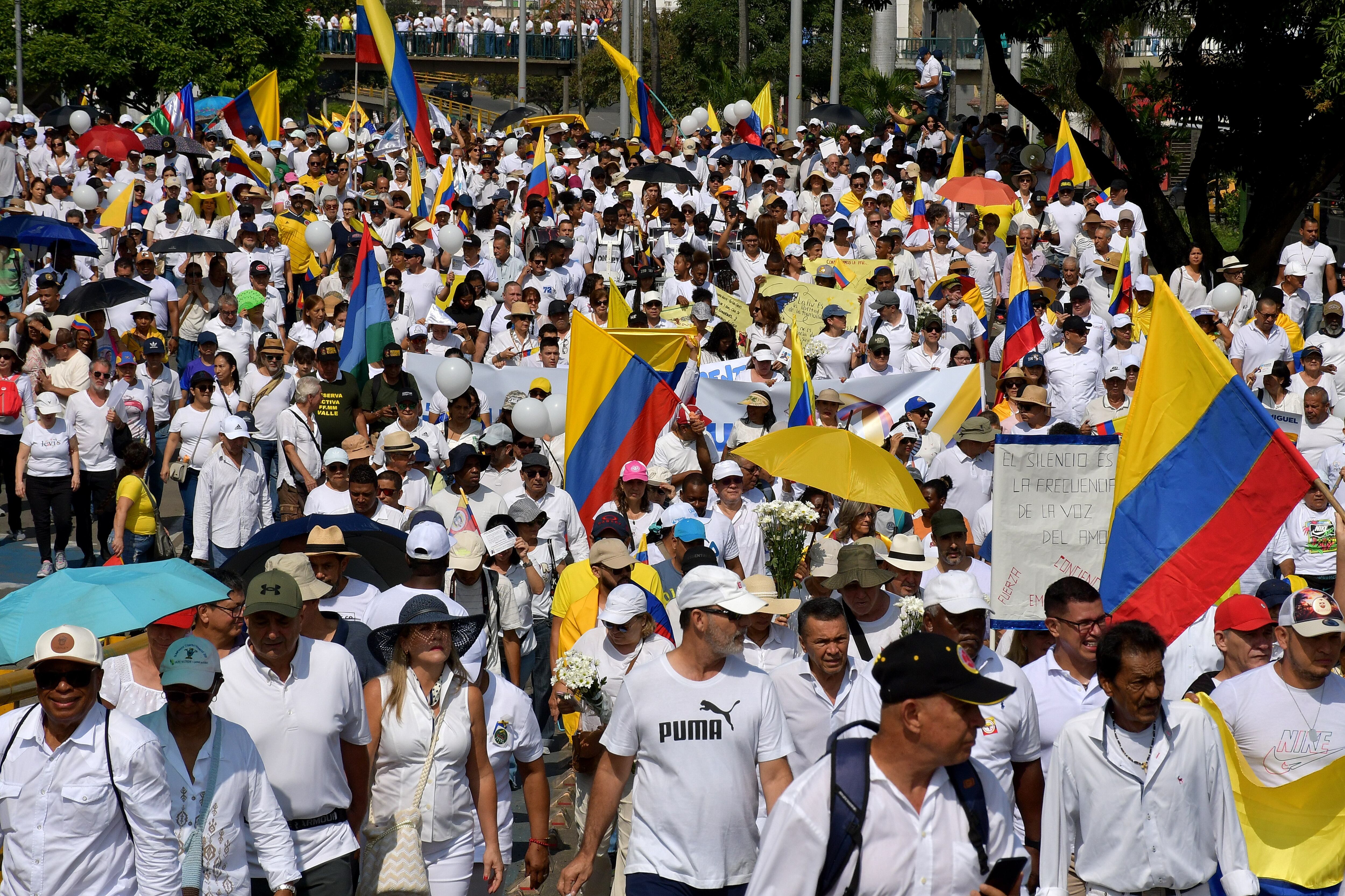 Este domingo 15 de junio, Cali se suma a otras 22 ciudades del país en la Marcha del Silencio, una movilización nacional convocada como respuesta al atentado sufrido por el senador Miguel Uribe Turbay y como rechazo a la creciente ola de violencia en Colombia. Fotos Raúl Palacios / El País.