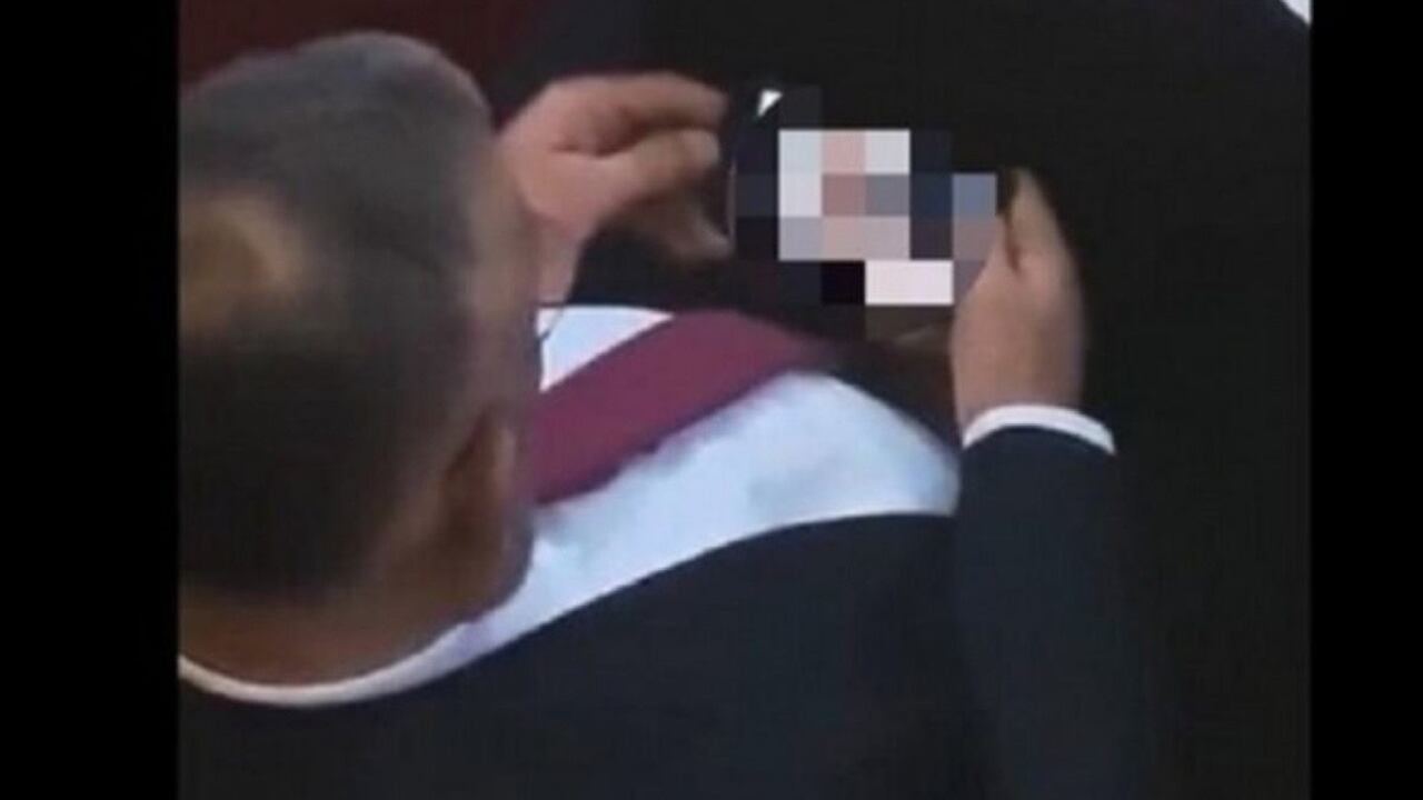 El vídeo muestra a Zvonimir Stevic mirando contenido pornográfico durante un tenso debate parlamentario sobre un posible acuerdo con Kosovo, que tuvo lugar en el hemiciclo la semana pasada.