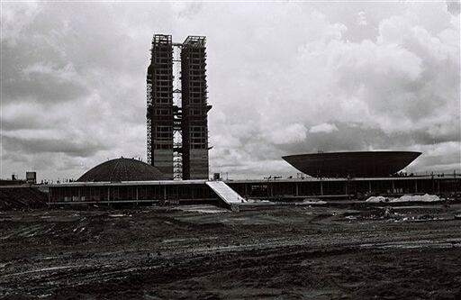En 1957 se comenzó la construcción del Congreso Nacional de Brasil y fue diseñado por Oscar Niemeyer siguiendo el estilo de la arquitectura brasileña moderna. 