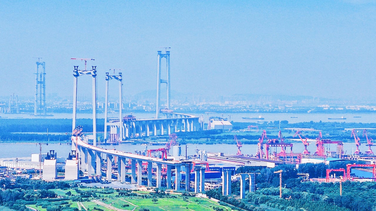El puente Zhangjinggao sobre el río Yangtsé, en construcción en Rugao, provincia de Jiangsu (este de China), el 15 de julio de 2026.