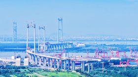 El puente Zhangjinggao sobre el río Yangtsé, en construcción en Rugao, provincia de Jiangsu (este de China), el 15 de julio de 2026. (Foto de Wu Shujian / IC photo / Imaginechina vía AFP)