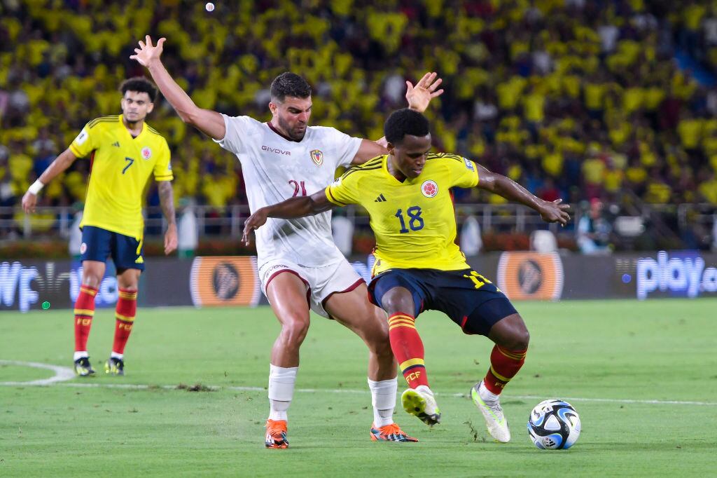 BARRANQUILLA, COLOMBIA - SEPTEMBER 07: Jhon Arias of Colombia battles for possession with Alexander Gonzalez of Venezuela during a FIFA World Cup 2026 Qualifier match between Colombia and Venezuela at Metropolitano Stadium on September 07, 2023 in Barranquilla, Colombia. (Photo by Gabriel Aponte/Getty Images)