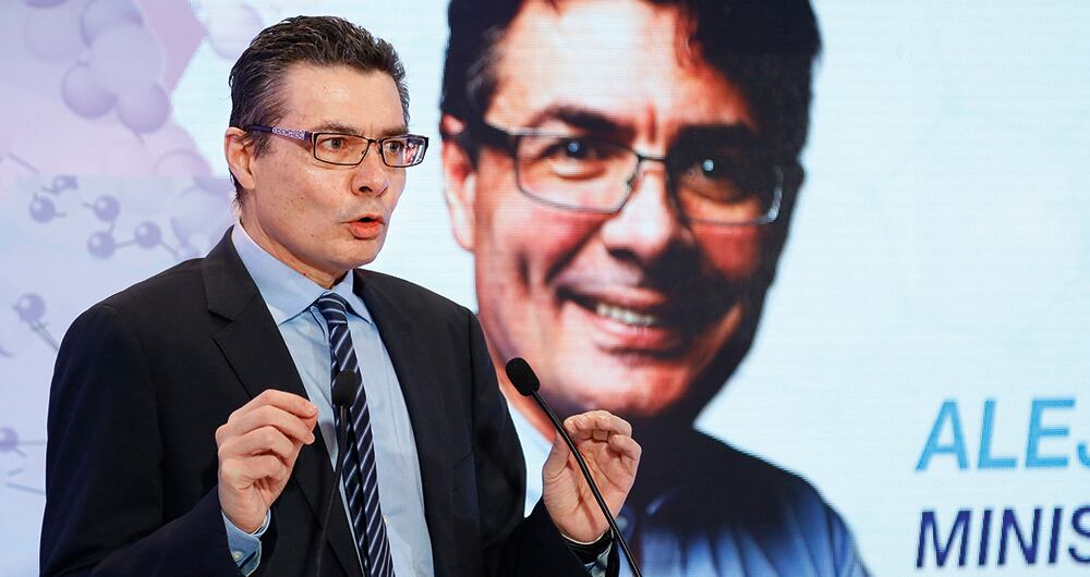 Sería mejor que Alejandro Gaviria encarara su realidad política, aceptara el aval del Partido Liberal, el apoyo gavirista y santista, y saliera a hacer campaña de manera transparente.