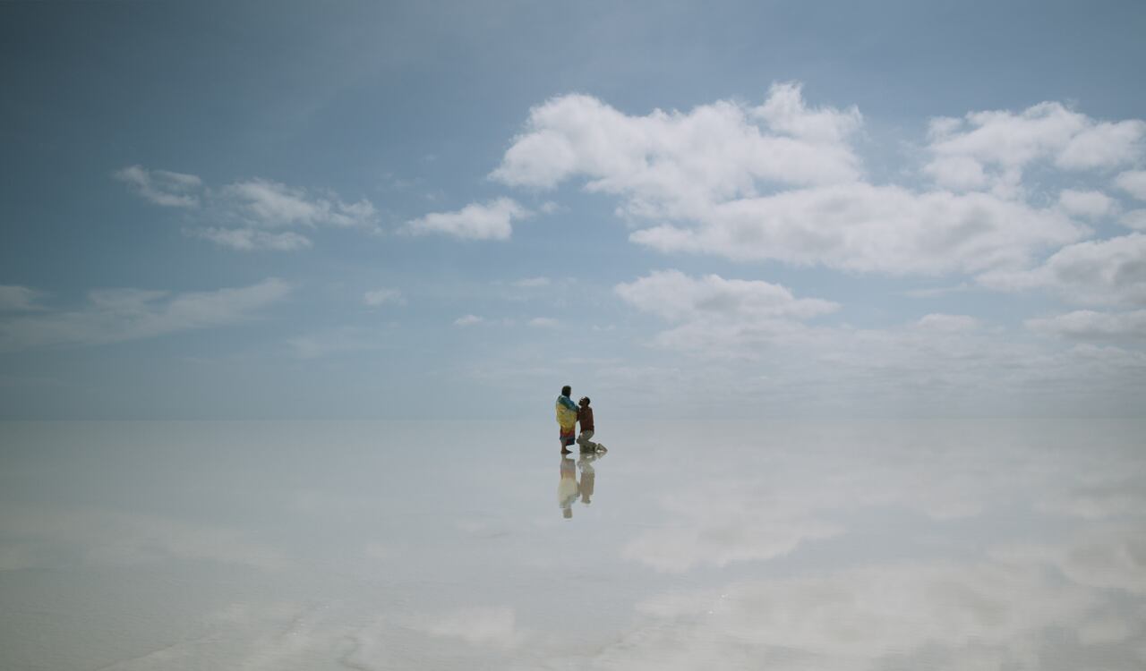 Una "dramedia ambiental macondiana" dirigida por Carlos Gabriel Vergara M, 'Esto se calentó' llega a salas del país este 30 de mayo de 2024.