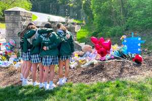 Una joven armada con "al menos" dos rifles de asalto y una pistola abrió fuego este lunes en un colegio de primaria de Nashville y mató a tres niños y tres adultos antes de ser abatida, informó la policía.