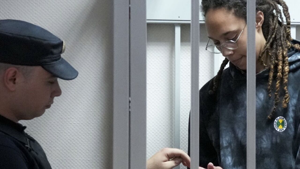 La basquetbolista estadounidense Brittney Griner tiene que pagar su condena en Rusia en una cárcel donde se realizarían torturas a los presos