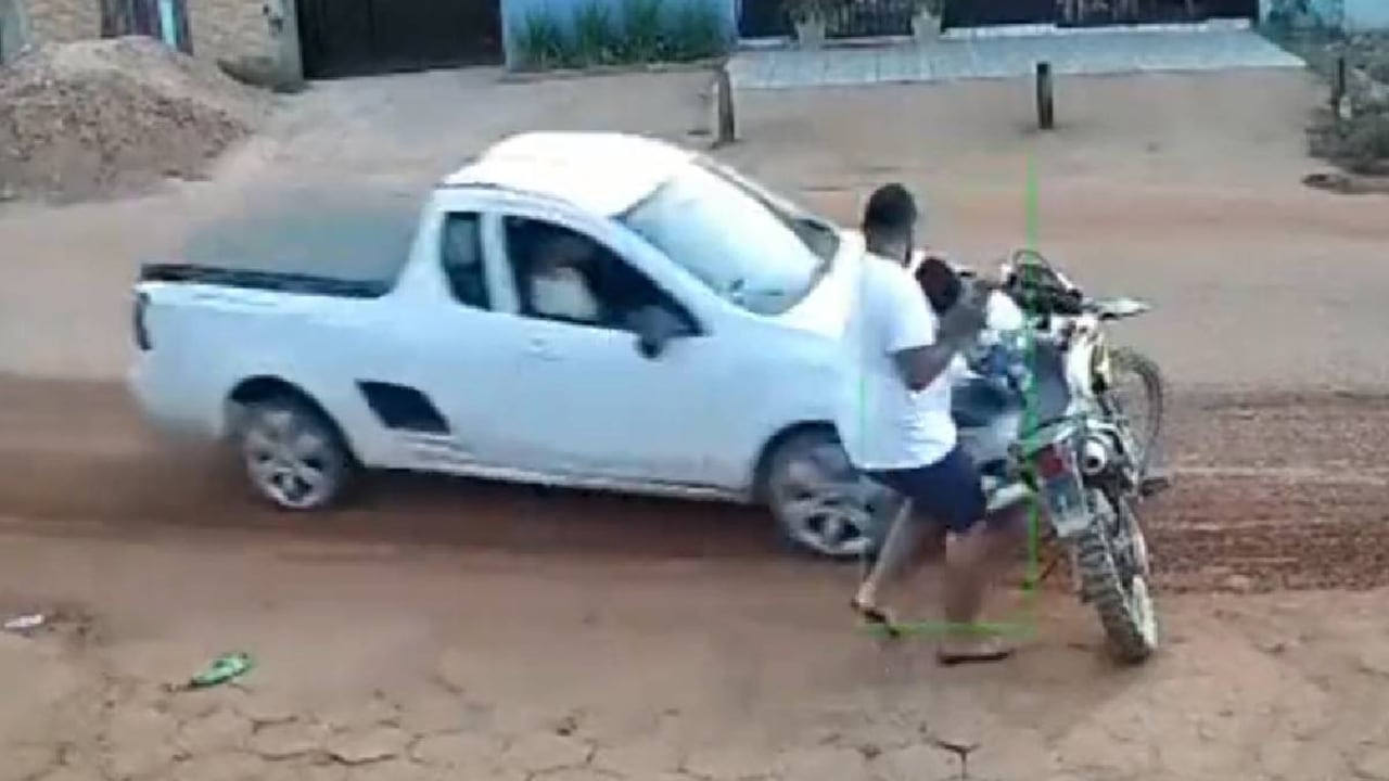 El hombre alcanzó a dar un paso hacia atrás, justo en el momento en que el vehículo arrollaba su moto.