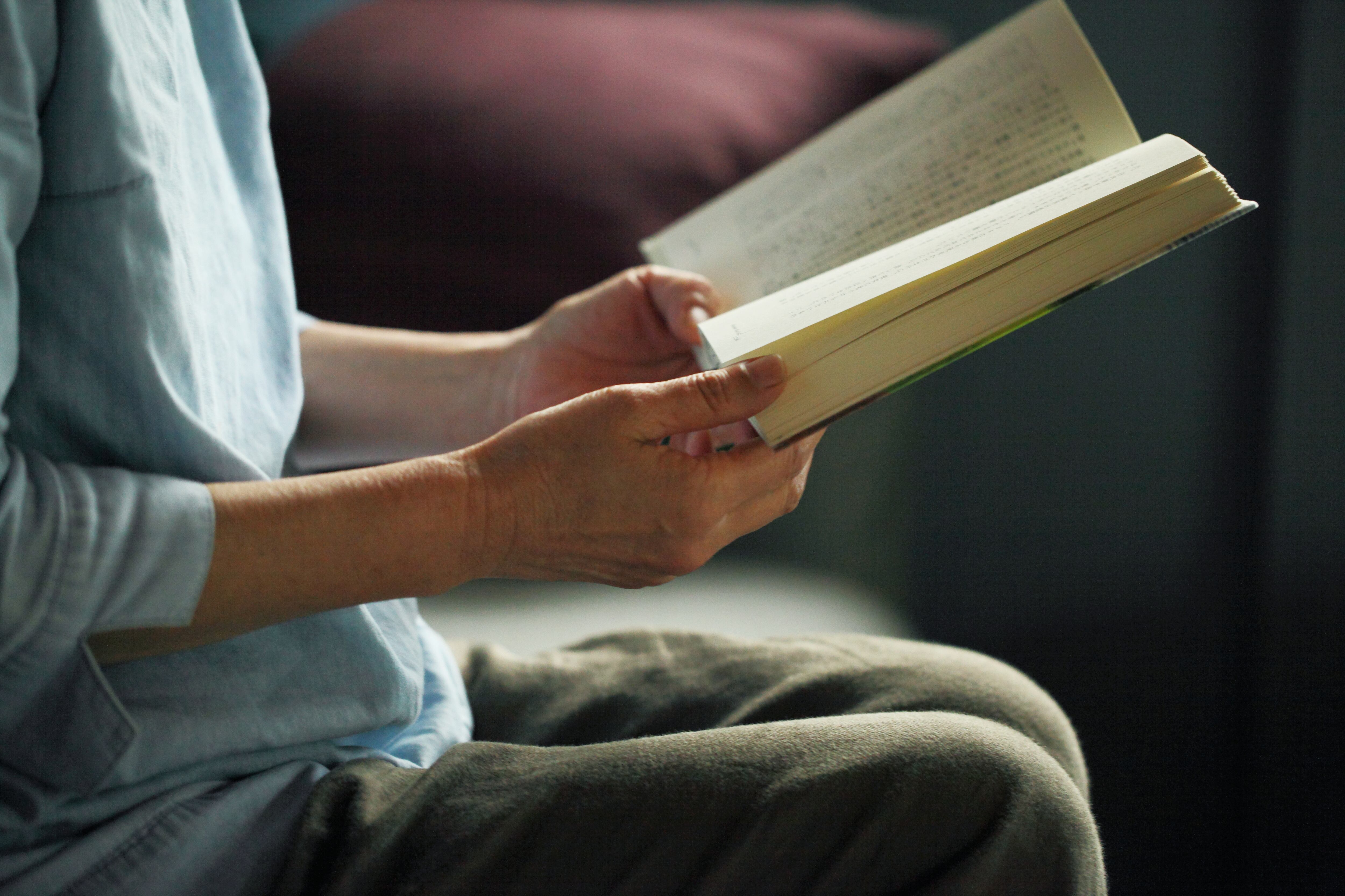 Manos del libro de lectura de la mujer madura, de cerca. Mujer leyendo libro, lectura