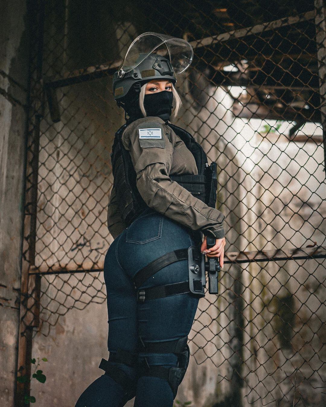 La mujer es reconocida por realizar cosplays de soldados.