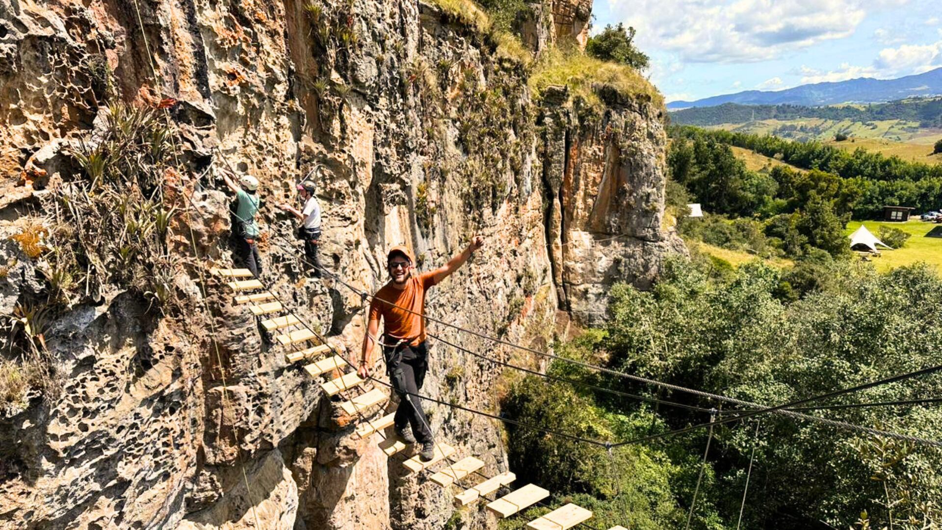 Niddo cuenta con una Via Ferrata única en Colombia. Una experiencia de escalada en roca diseñada para toda la familia.