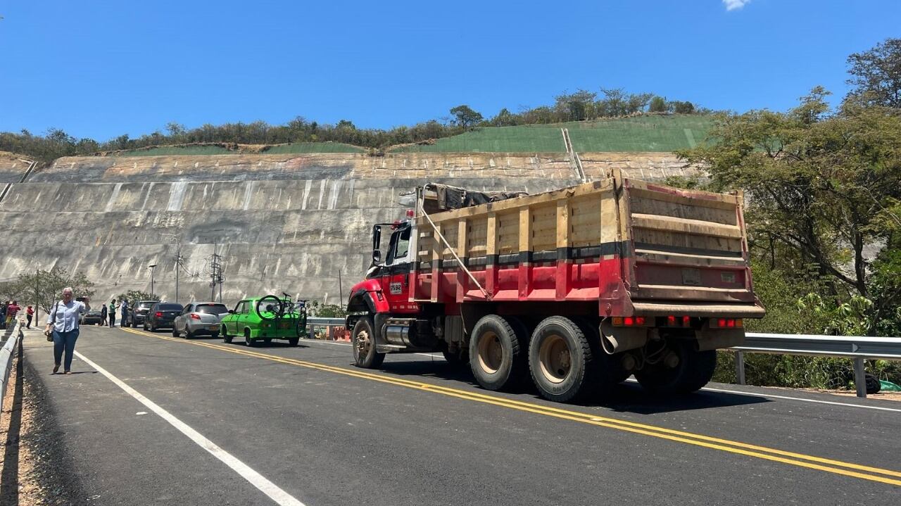 Tras aproximadamente cinco meses de trabajo, la Concesión a cargo de la VÍA BOGOTÁGIRARDOT puso a disposición de los usuarios el nuevo puente de Tolemaida