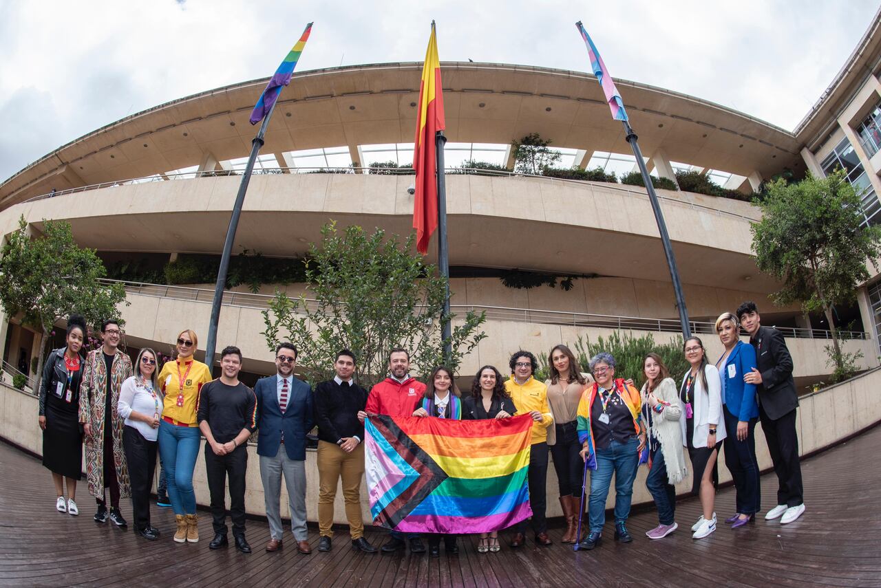Izada de bandera de la diversidad en la Alcaldía de Bogotá