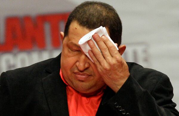 Hugo Chávez (Venezuela, 1999 – presente). Luego de desmentir enérgicamente los rumores acerca del origen del tumor y su estado de salud, Chávez fue intervenido en Cuba por cáncer de próstata con metástasis. El diario 'Chicago Tribune' reportó que el presidente había sido declarado “en remisión” por su equipo médico después de recibir radioterapia y quimioterapia.