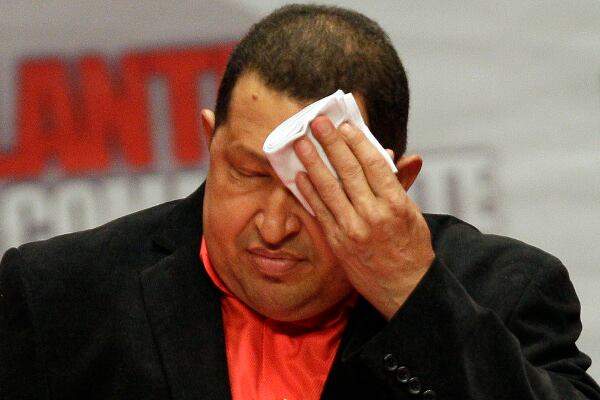 Hugo Chávez (Venezuela, 1999 – presente). Luego de desmentir enérgicamente los rumores acerca del origen del tumor y su estado de salud, Chávez fue intervenido en Cuba por cáncer de próstata con metástasis. El diario 'Chicago Tribune' reportó que el presidente había sido declarado “en remisión” por su equipo médico después de recibir radioterapia y quimioterapia.