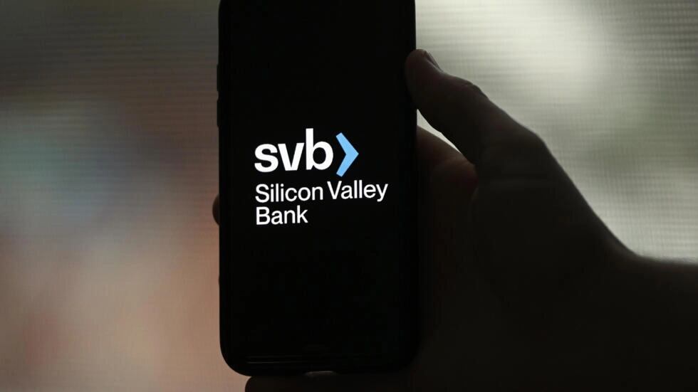 El logotipo del Silicon Valley Bank (SVB), fotografiado en un teléfono móvil en Arlington (Virginia, EEUU), el 10 de marzo de 2023 © Olivier Douliery / AFP