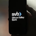 El logotipo del Silicon Valley Bank (SVB), fotografiado en un teléfono móvil en Arlington (Virginia, EEUU), el 10 de marzo de 2023 © Olivier Douliery / AFP