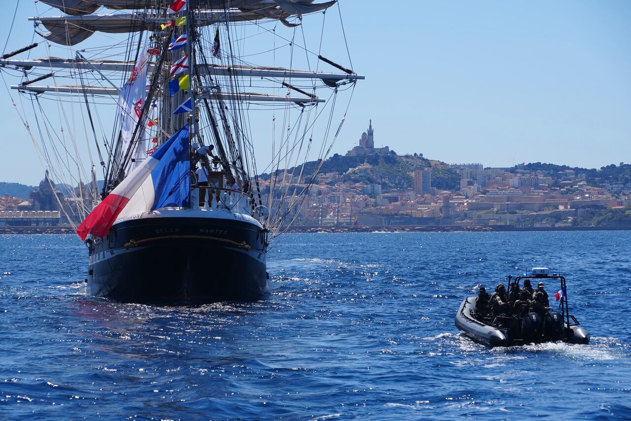 El encendido de la llama se había producido el 16 de abril en las ruinas de la antigua Olimpia, siguiendo un ritual de la Antigüedad. Antes de embarcar en el Belem rumbo a Francia hubo un periplo por Grecia de 5.000 kilómetros con 600 relevistas, con visitas a lugares emblemáticos como las ruinas de Maratón o la Acrópolis de Atenas.
