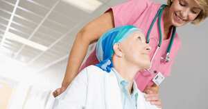 La aparición del melanoma es cada vez mayor debido a la moda de broncearse ya sea con el sol o en cámara de bronceo.